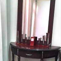 آینه، کنسول و شمعدان و ساعت