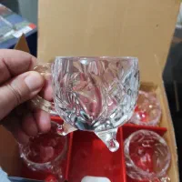 تعدادی ظروف کرستالی