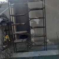 قفسه فلزی کافی شاپ و ساعت ایستاده