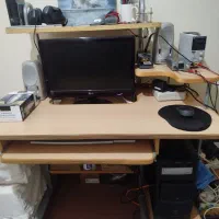 میز کامپیوتر تمیز چرخدار راحت برای جابجایی