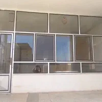 در و پنجره تمیز آلومینیوم