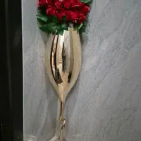 گلدان طلایی پایه بلند شیک کنار سالنی