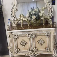 کنسول و ایینه و ویترین