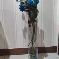 گل مصنوعی و گلدان شیشه ای کلی و تکی سالم