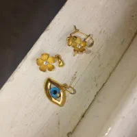دوعدد اویز و یک جفت گوشواره ۳۰۰بالای تابلو