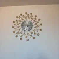 ساعت دیواری درحد نو هست اصلعن استفاده نشده