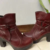 نیم بوت چرم|کیف، کفش، کمربند|رباط‌کریم, رباط‌کریم|دیوار