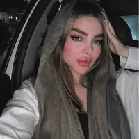 مدل زیبایی و خوش صدا برای پرزنت ویلا