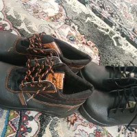 کفش ایمنی|کیف، کفش، کمربند|شیراز, کوشک میدان|دیوار