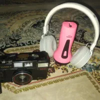 هدفون چاق قوه شارژی و یه دوربین عکاسی کلکسیونی