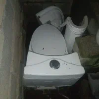 یک توالت فرنگی وروشویی