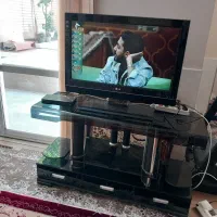 تلویزیون ال جی ۳۲ اینچ همرا با میز تلویزیون|تلویزیون و پروژکتور|اصفهان, لاله|دیوار