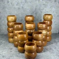 نیروی ساده سنباده زنی در کارگاه چوب