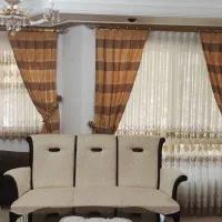 دوعددپرده کتان نازک، در و پنجره پذیرایی و میل پرده