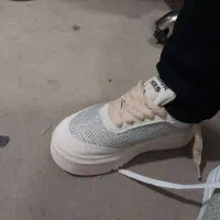 کفش|کیف، کفش، کمربند|درمیان, |دیوار