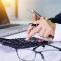 کمک حسابدار خانم با سیستم هلو