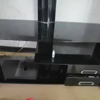 میز تلوزیون در حد نو بدون خط و خش بسیار شیک