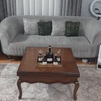 مبل ۸نفره چستر و میز عسلی با پرده