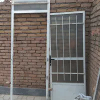 در اهنی باچهارچوب و قفل