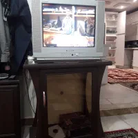 تلویزیون ۲۱ اینچ با گیرنده دیجیتال و میز تلویزون