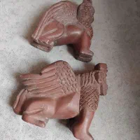 دو عدد مجسمه سنگی قرمز