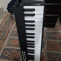 پیانو تاشو همراه با پایه