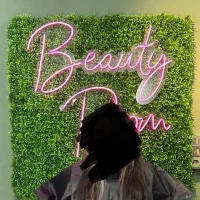 چمن مصنوعی و نئون