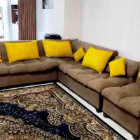 مبل راحتی ال هشت نفره به همراه میز وسط و شیشه دودی