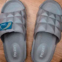 تعدادی  کفش  نو  در فروشگاه  زیر قیمت