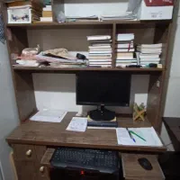 میز کامپیوتر با کتابخانه