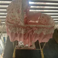 تخت نوزاد کنار مادر