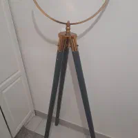یک پایه ساعت سه پایه