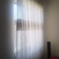 دوعدد پرده تور سفید ویک عدد استری زیر پرذه ای