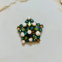 سنجاق سینه قدیمی