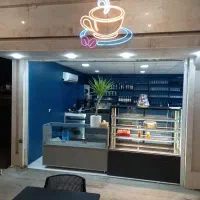 نیروی همکار در کافه