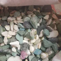 سنگ داخل اکواریوم