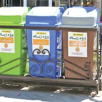 کارگر ساده در پسماند خشک جمع آوری از سطل زباله