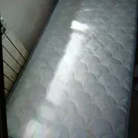 تخت خواب به همراه تشک و چراغ خواب