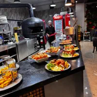 نیروی خانم واقا  و ظرف شوربرای  رستوران ایتالیایی