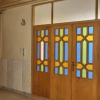 در چوبی سالم تمیز مرتب در حد نو