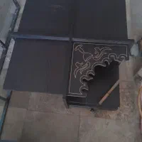 جلومبلی با شیشه ی روی اون با ۳تا عسلی