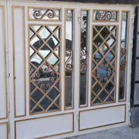 در پارکینگ و خونه