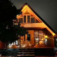 کلبه دوخوابه عاشوری تمام چوبی بانمای زیبا