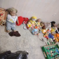 تعدادی عروسک واسباب بازی