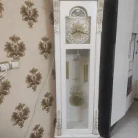 ساعت ایستاده سفید