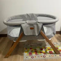 تخت  گهواره کنارمادری