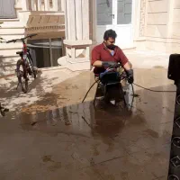 لوله بازکنی کارگر همراه با محلول رسوب وچربی تراش