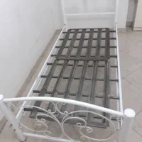 تخت فلزی