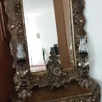 میز و آینه و شمعدان