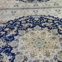 دو تخته فرش یکیش سالمه یکیش یک پارگی داره